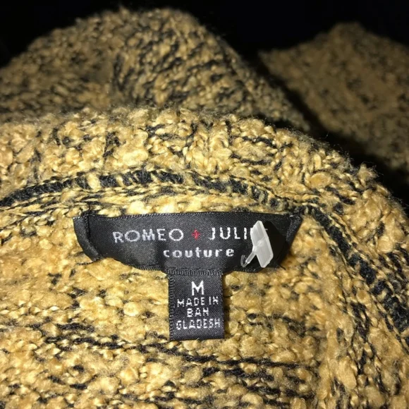 ROMEO AND JULIET COUTURE TURTLE NECK SWEATER - Picture 3 of 5